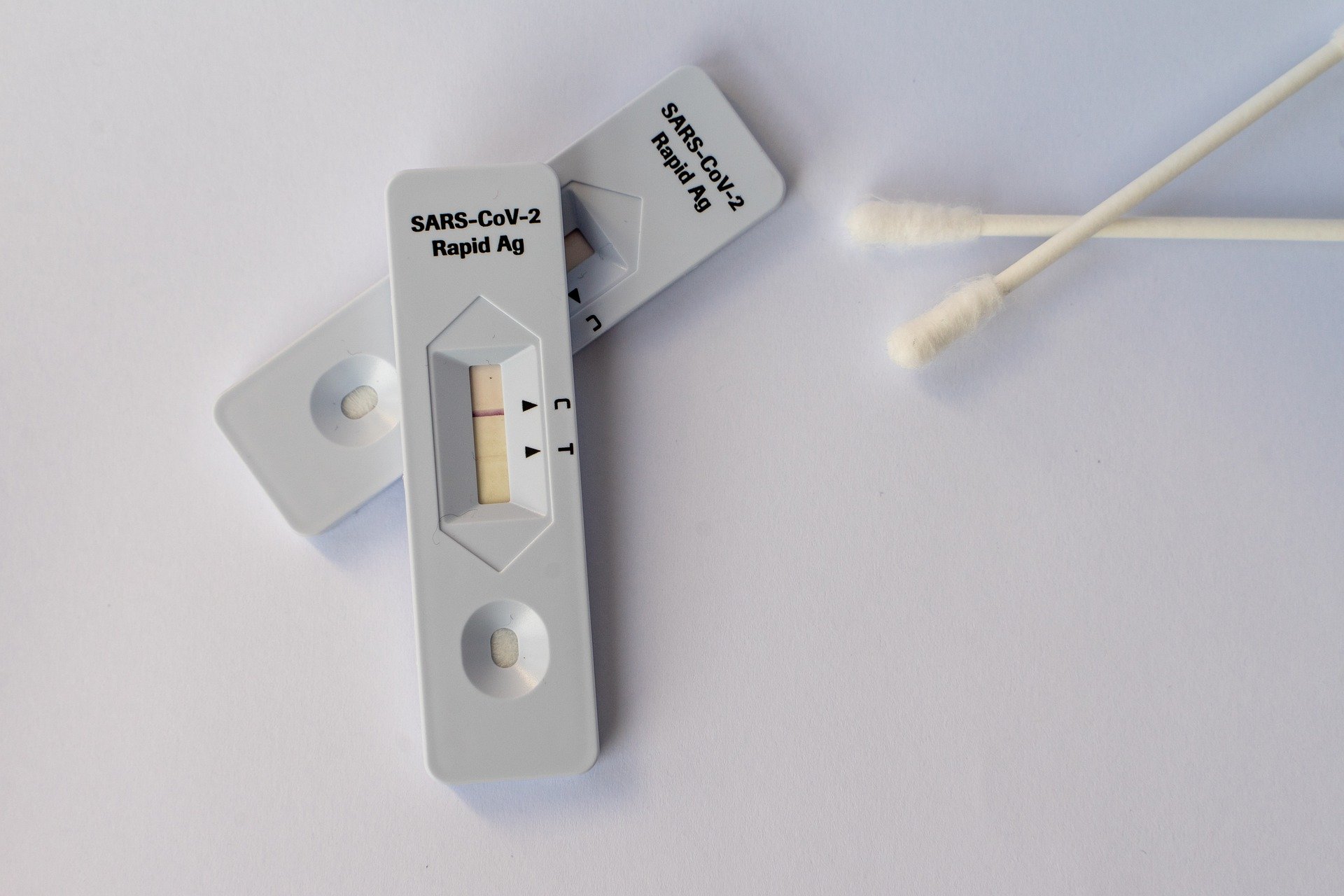 A lateral flow test with swabs