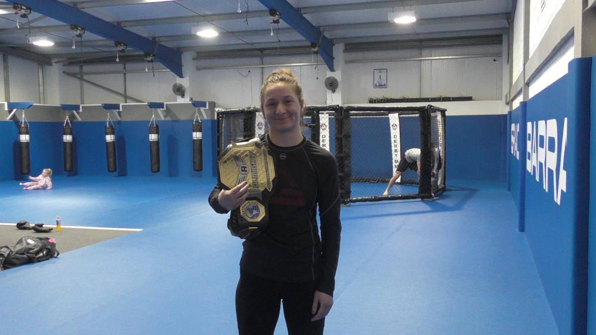Summer Onley posing with her world title 