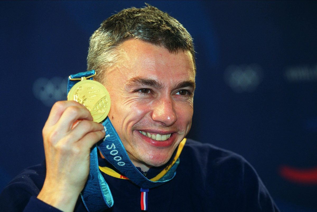 Image of Jonathan Edwards with his gold medal