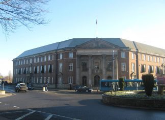 https://commons.wikimedia.org/wiki/File:Derby_Council_House,_Derwent_Street-Coropation_Street,_Derby_-_geograph.org.uk_-_1706009.jpg via: https://creativecommons.org/licenses/by-sa/2.0/