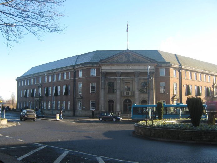 https://commons.wikimedia.org/wiki/File:Derby_Council_House,_Derwent_Street-Coropation_Street,_Derby_-_geograph.org.uk_-_1706009.jpg via: https://creativecommons.org/licenses/by-sa/2.0/